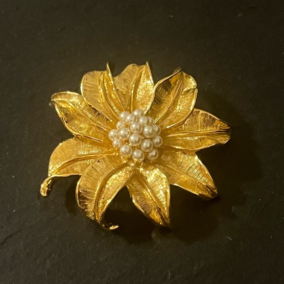 Big Avon Gold Tone Poinsettia Flower Faux Pearl Signed Brooch - Picture 2 of 10